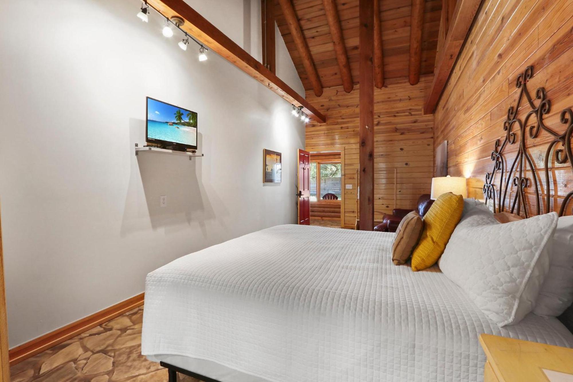 Wimberley Log Cabins Resort And Suites- Unit 2 ภายนอก รูปภาพ