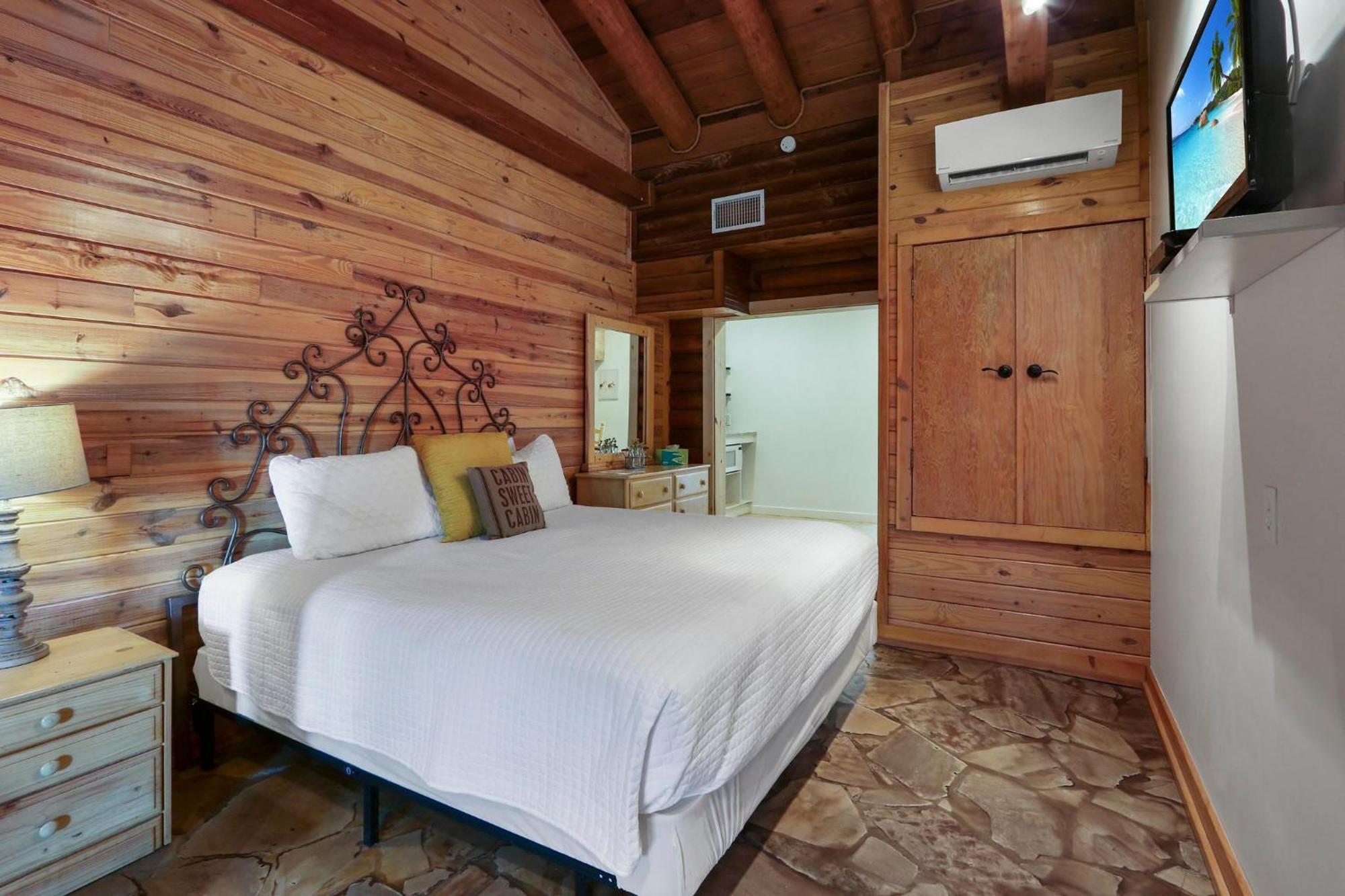 Wimberley Log Cabins Resort And Suites- Unit 2 ภายนอก รูปภาพ